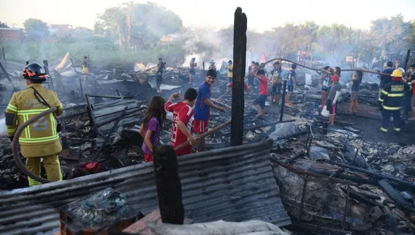 Incendio consume al menos nueve viviendas en Tablada Nueva - Noticiero Paraguay