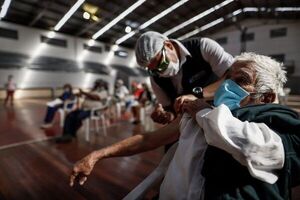 Hay cerca de 400.000 adultos en edad de riesgo sin ninguna dosis