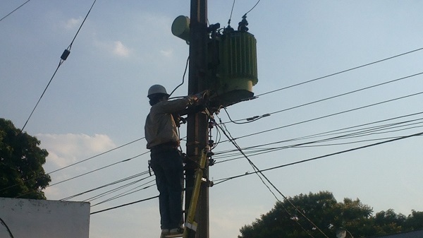 Trabajador muere electrocutado en Lambaré