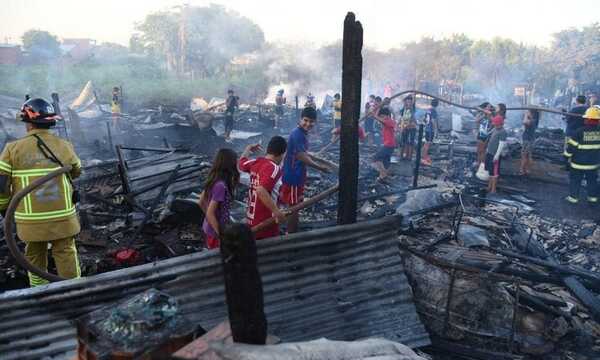Incendio consumió nueve viviendas precarias en barrio Tablada Nueva - OviedoPress
