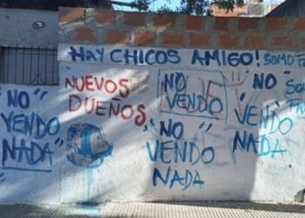 Familias en Rosario, Argentina, pintan sus casas para no ser atacadas