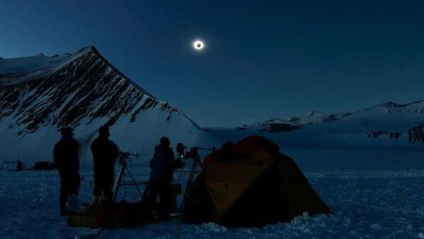 Eclipse solar total: las extraordinarias fotos del evento visto desde la Antártida