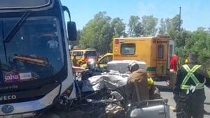 Violento choque entre colectivo y un auto en Ypané