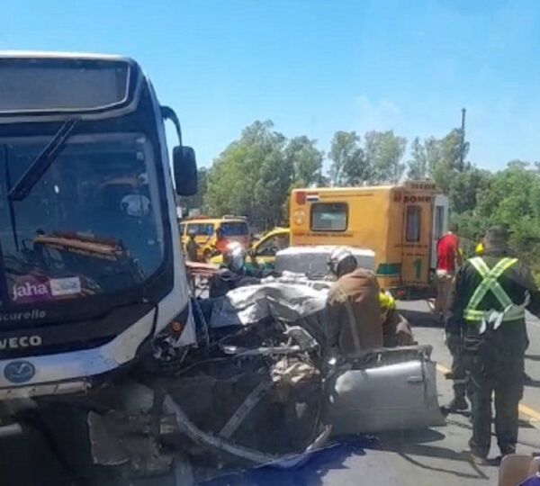 Violento choque entre colectivo y un auto en Ypané