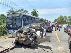 Joven de 19 años muere en accidente entre vehículo y colectivo - Nacionales - ABC Color