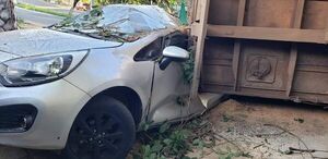 Camión tuvo fallas mecánicas, se descontroló y chocó contra un auto en Villarrica - Nacionales - ABC Color