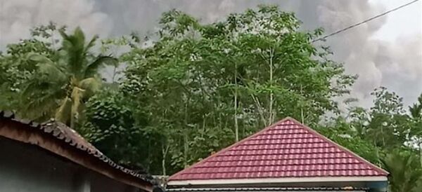 La erupción del volcán Semeru deja un muerto y provoca la evacuación de miles de personas