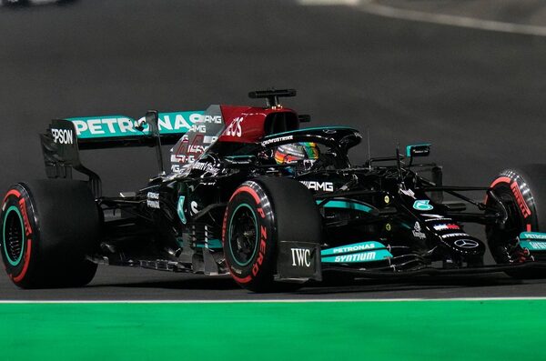 Verstappen choca en los últimos metros y Hamilton se queda con la 'pole'