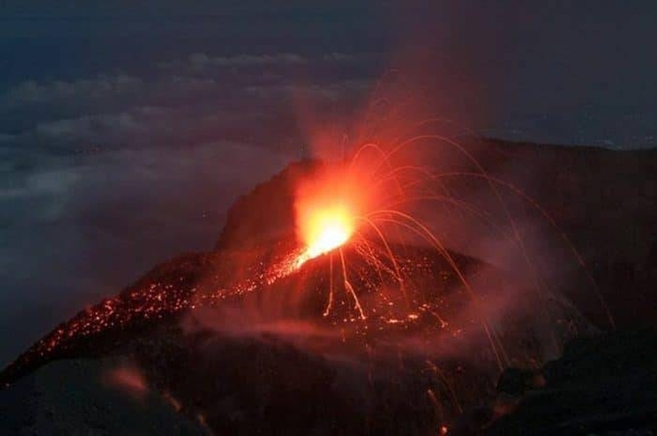 Diario HOY | Al menos un muerto y decenas de heridos por erupción del volcán Semeru en Indonesia