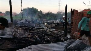 Asisten a familias afectadas por incendio en el barrio Tablada