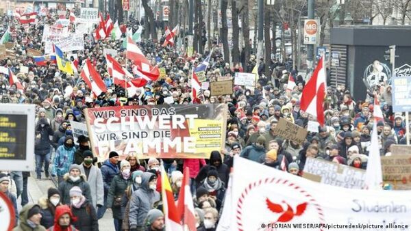 Miles protestan en Viena contra la vacunación obligatoria y el cierre parcial