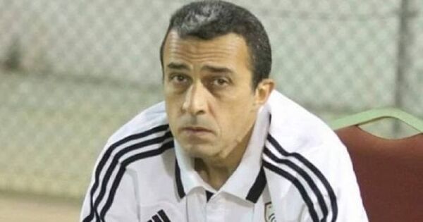 Entrenador de fútbol egipcio fallece tras celebrar un gol en el último minuto