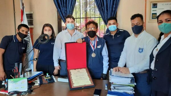 Músico exhibió condecoración en el Sur