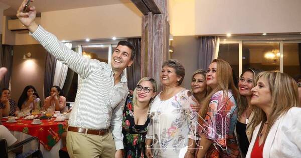 La Nación / Central de Mujeres Coloradas declara apoyo a Santiago Peña para el 2023