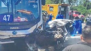 Micro aplastó auto y mató a un carapegüeño