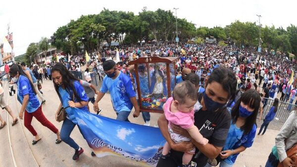 Caacupé se llena de feligreses tras duro año por el Covid-19