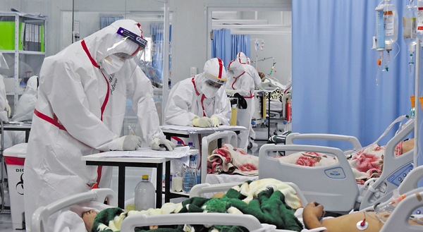 CDE: Salas comunes de hospital integrado se llenaron de pacientes con Covid.