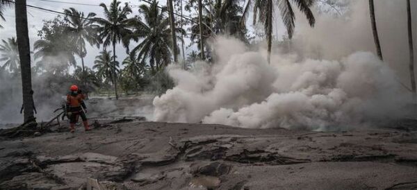 Erupción de volcán en Indonesia causa 13 muertos