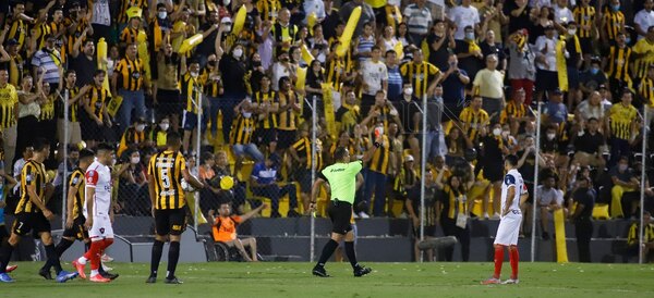 Acorralado por todo Guaraní, Juliadoza recibió un rechazo en la cabeza