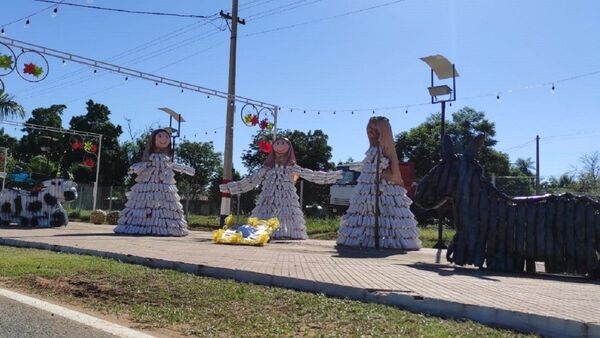 Artista realiza un pesebre con más de 8.000 botellas de plástico