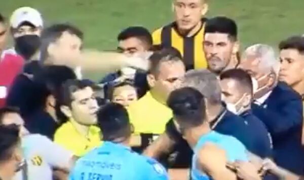 El puñetazo a traición que recibió Juliadoza tras el Guaraní vs. Cerro Porteño - Guaraní - ABC Color