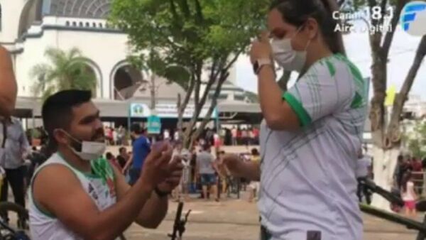 Pide matrimonio a su pareja frente a la Basílica de Caacupé