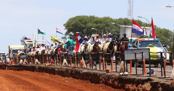 La Nación / Jinetes del Paraguay peregrinaron hoy a Caacupé