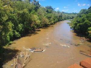 Reportan desaparición de dos personas en el Arroyo Tembey