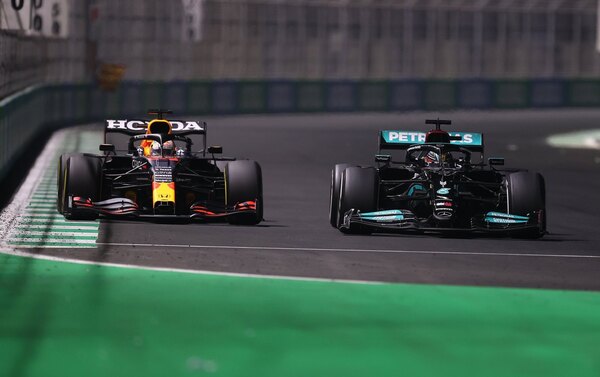 Hamilton gana un caótico GP de Arabia e iguala en puntos con Verstappen