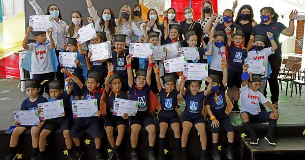 La Nación / Emotiva graduación de los primeros niños del Programa Hippy Paraguay y Arambé - OJO Galería