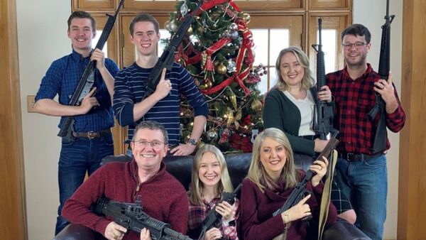 "Santa, traiga munición por favor": un congresista desata la polémica con una foto de su familia posando con armas