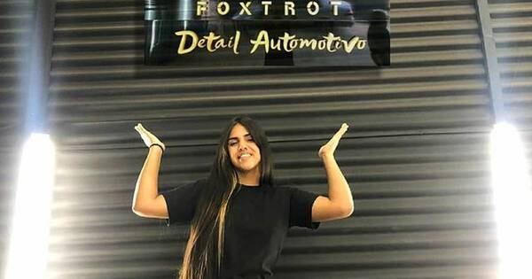 La Nación / De peluquera a estilista de automóviles: joven emprendedora sobresale puliendo autos