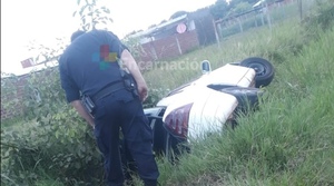 Vehículo volcó en Cambyretá y ocupantes huyen.