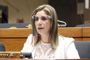 Roya Torres pide informes a Salud sobre compras de insumos oncológicos y para diálisis