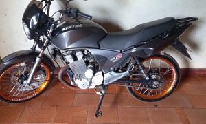 Sujetos perseguidos por policía abandonan moto y se refugian en su vivienda