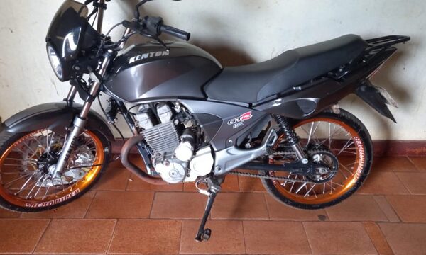 Sujetos perseguidos por policía abandonan moto y se refugian en su vivienda