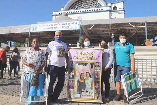 Crónica / PRESENTES POR FOTO. “Llevaron” a familiares que no pudieron ir