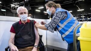 Expertos instan a seguir con dosis de refuerzo para reforzar protección