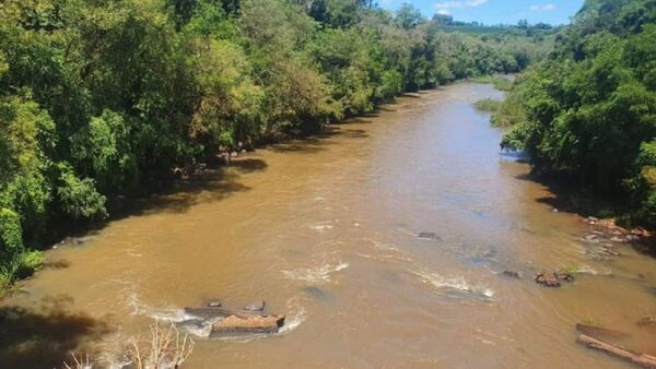 Hermanos mueren ahogados al intentar refrescarse en arroyo de Yatytay