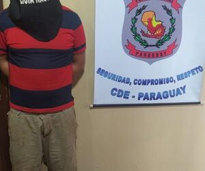 Reducen a ladrón que ingresó a local comercial