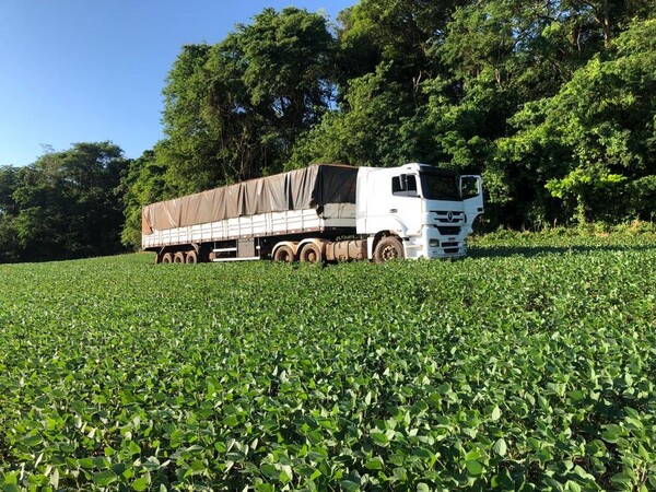 Caen dos CAMIONES con 2.000 cajas de cigarrillos PARAGUAYOS