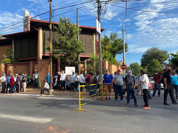 Extrabajadores de Itaipú reclaman indemnización y bloquean parte de la avenida España - Nacionales - ABC Color