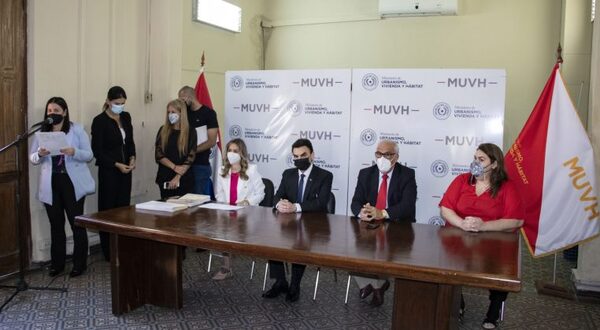 MUVH entrega subsidios habitacionales a 400 personas