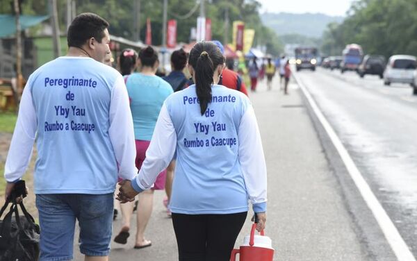 Masiva concurrencia de peregrinantes que van hasta Caacupé