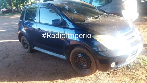 Incautan automóvil abandonado en un camino vecinal