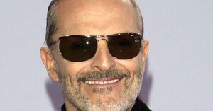 Miguel Bosé culpa a la pandemia de haberle “quitado” su carrera - C9N
