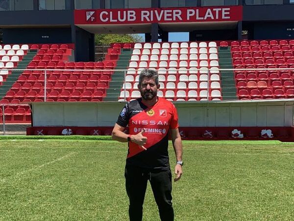 Humberto Ovelar, el entrenador de River Plate en la Intermedia - River Plate - ABC Color