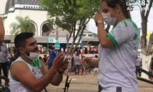 Ciclista pide matrimonio a su pareja frente a la Basílica de Caacupé – Prensa 5