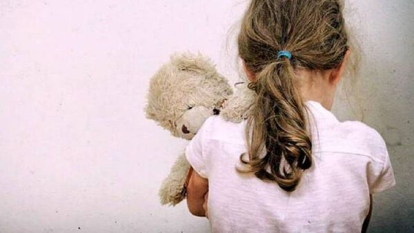 Denuncian a niñera por abuso a niña de 3 años