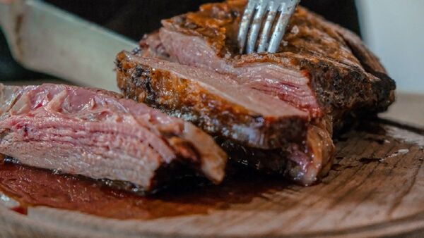 Sus vecinos le invitaron asado, se atragantó y murió